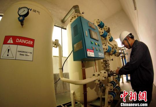 中央储备粮赣州直属库有限公司一车间内制氮设备正在作业。　王昊阳 摄